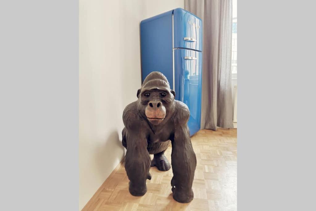 Gorilla - Central Station 100 Meters Away Wenen Buitenkant foto